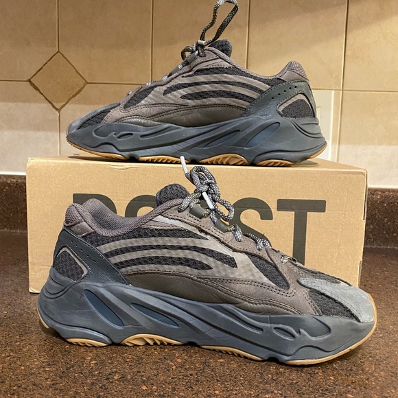 Yeezy Boost 700 V2 Geode - Picture 2 of 9